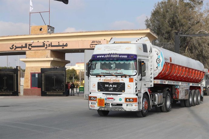 PASSAGEM DE FRONTEIRA DE RAFAH, 4 de fevereiro de 2025 -- Um caminhão com ajuda humanitária entra em Gaza pelo lado egípcio da passagem de fronteira de Rafah, em 4 de fevereiro de 2025. Israel e o Hamas chegaram a um acordo de cessar-fogo em três etapas e