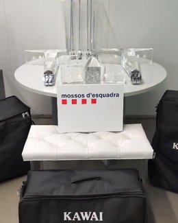 Piezas recuperadas del piano: tres patas de cristal, una lira y un banco