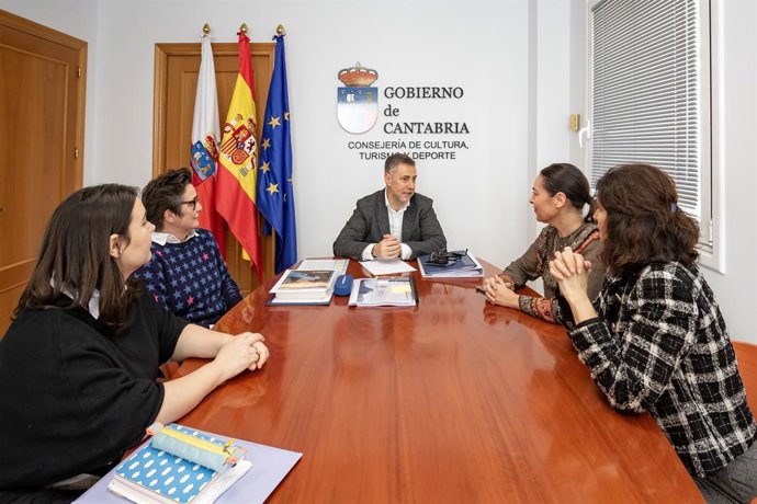 El consejero de Cultura, Luis Martínez Abad, se reúne con la asociación ACEPAE