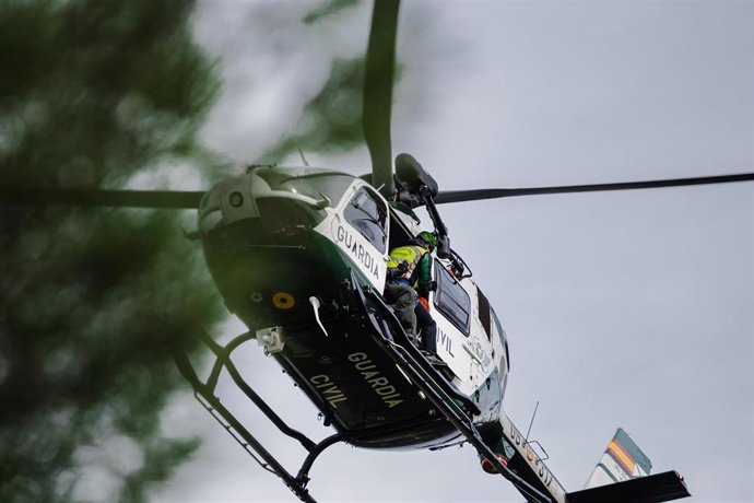 Archivo - Imagen del helicóptero de la Guardia Civil durante un simulacro de búsqueda de una persona, en el parking del Lago de Casa de Campo, a 26 de octubre de 2023, en Madrid (España). 
