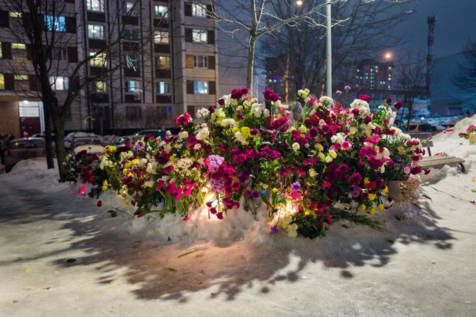 Archivo - March 1, 2024, Moscow, Russia: Flowers and candles are placed on the snow in a park near the Borisovskoye cemetery after the funeral of Alexei Navalny.