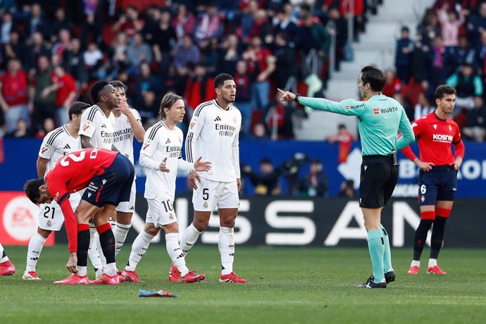 Juan Martinez Munuera, referee of the match, expels Jude Bellingham of Real Madrid during the Spanish league, LaLiga EA Sports, football match played between CA Osasuna and Real Madrid at El Sadar Stadium on February 15, 2025 in Pamplona, Spain.