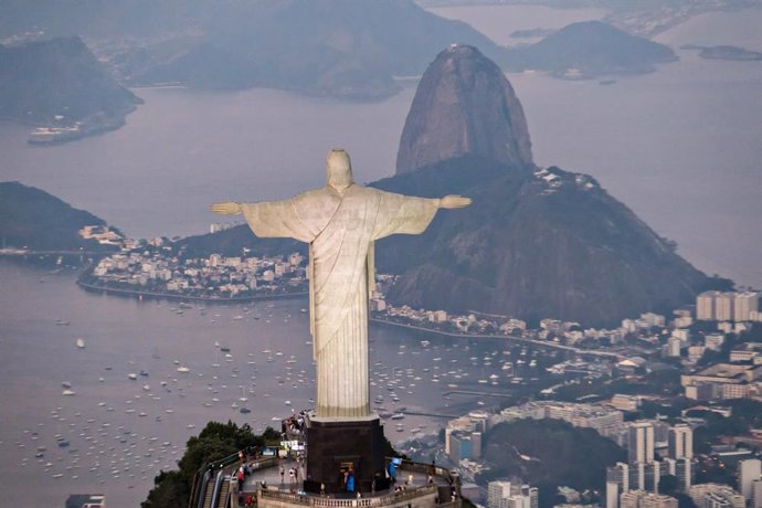 Archivo - 29 de agosto de 2016 - Rio De Janeiro, Brasil - Estátua do Cristo Redentor no Corcovado com vista para o Pão de Açúcar e a Baía de Guanabara ao pôr do sol no Rio de Janeiro, Brasil.