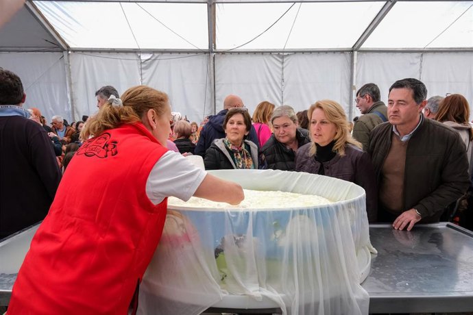 Ruiloba logra elaborar el queso fresco más grande de Europa, con 150 kilos