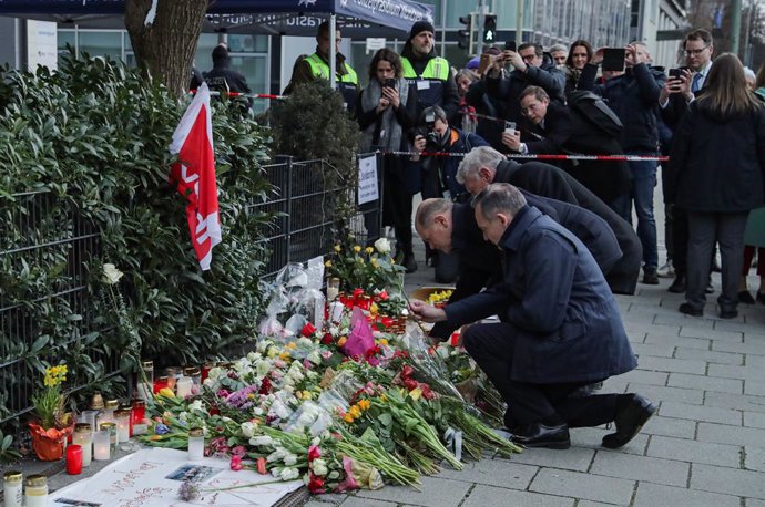 BEIJING, Feb. 16, 2025  -- German Chancellor Olaf Scholz lays flowers at the site of a car ramming in Munich, Germany, Feb. 15, 2025.   A 2-year-old child and her mother, a 37-year-old woman, died from injuries sustained after a 24-year-old Afghan man del