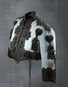 Bolero en terciopelo de seda azul pálido con aplicaciones de terciopelo negro, cordoncillo y mostacillas de pasta vítrea. Colección Sonsoles Diez de Rivera y de Icaza. Cristóbal Balenciaga Museoa, Getaria