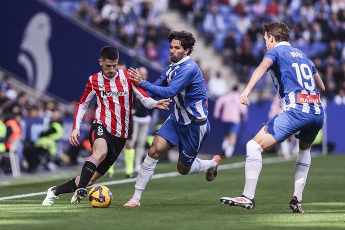 Oihan Sancet of Athletic Club de Bilbao and Leandro Cabrera of RCD Espanyol compete for the ball during the Spanish league, La Liga EA Sports, football match played between RCD Espanyol and Athletic Club de Bilbao at RCDE Stadium on February 16, 2025 in C