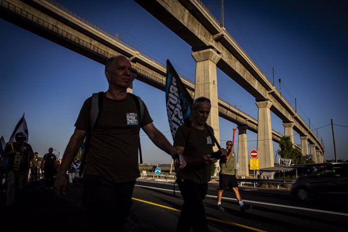 Archivo - September 11, 2023, ModiĂ•in, Israel: Israeli protestors march to the home of Israeli minister of Justice Yariv Levin in ModiĂ•in after police prevented their buses to take them there Monday Sep 11 2023.Protesters against the judicial overhaul s