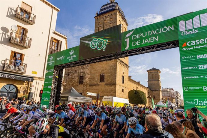 Imagen de la salida de la carrera de ciclismo de la  Copa de las Naciones UCI Jaén Paraíso Interior.