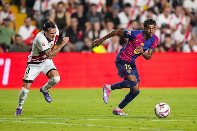 Archivo - Lamine Yamal of FC Barcelona and Pep Chavarria of Rayo Vallecano in action during the Spanish league, La Liga EA Sports, football match played between Rayo Vallecano and FC Barcelona at Vallecas stadium on August 27, 2024, in Madrid, Spain.