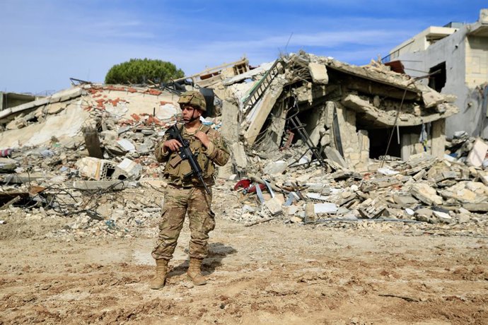 Archivo - KHIAM, Dec. 13, 2024  -- A Lebanese army soldier is seen in Khiam, Lebanon, on Dec. 12, 2024. The Lebanese army, in coordination with UNIFIL peacekeepers, expanded its deployment in the southeastern town of Khiam and its environs on Thursday, as