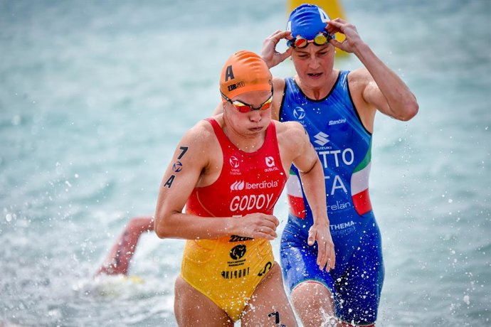 Anna Godoy en el relevo mixto de las Series Mundiales de triatlón de Abu Dabi