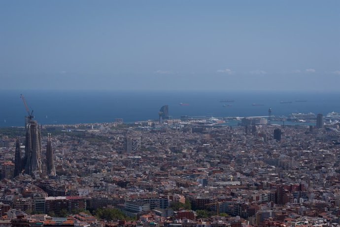 Archivo - Arxiu - Vista panoràmica de Barcelona, amb La Basílica de la Sagrada Família al fons, a 5 d'agost de 2024, a Barcelona (Catalunya)