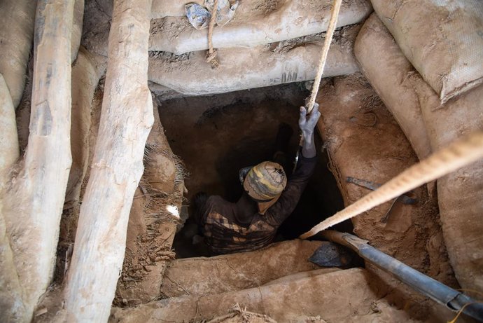 Archivo - December 11, 2017 - Sikasso, Sikasso, Mali - Sikasso, 11/12/2017 - Traditional gold mining mine of Tiekoungouba, Sikasso region (Mali). Mandatory copyright : Nicolas Remene / Le Pictorium / GIZ