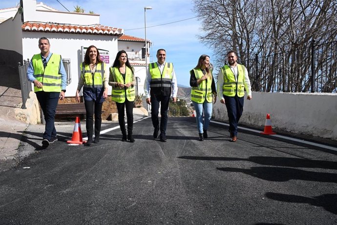 Imagen del presidente de la Diputación de Granada, Francis Rodríguez, junto al diputado de Obras Públicas y Vivienda, José Ramón Jiménez, y la alcaldesa de Gualchos-Castell de Ferro, Toñi Antequera, en la carretera GR-5209.