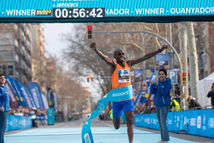 El ganador de la carrera Jacob Kiplimo tras ganar y romper el récord mundial de medio maratón en la eDreams Mitja Marató