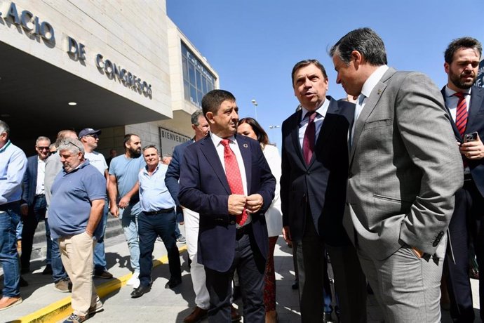 Archivo - Luis Planas (2d) a su llegada a Expoliva 2023.