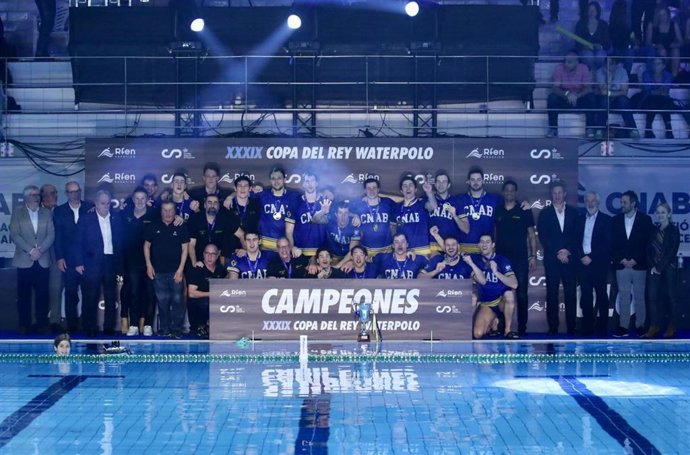 Los jugadores del Zodiac CNAB celebran la conquista de la Copa del Rey de waterpolo de 2025