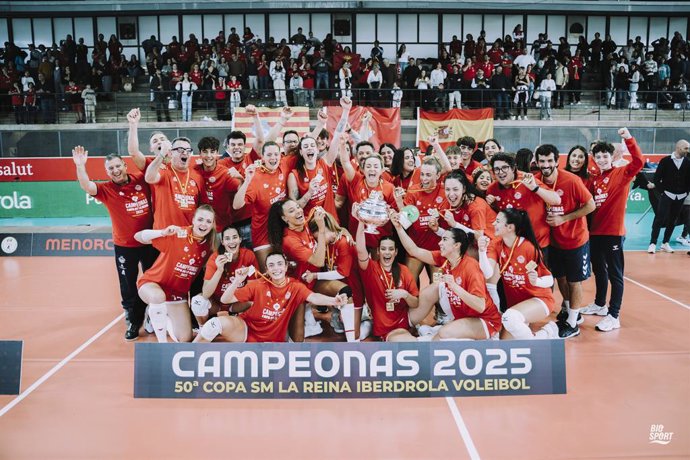 Las jugadoras del Avarca de Menorca celebran la conquista de la Copa de la Reina de voleibol 2025