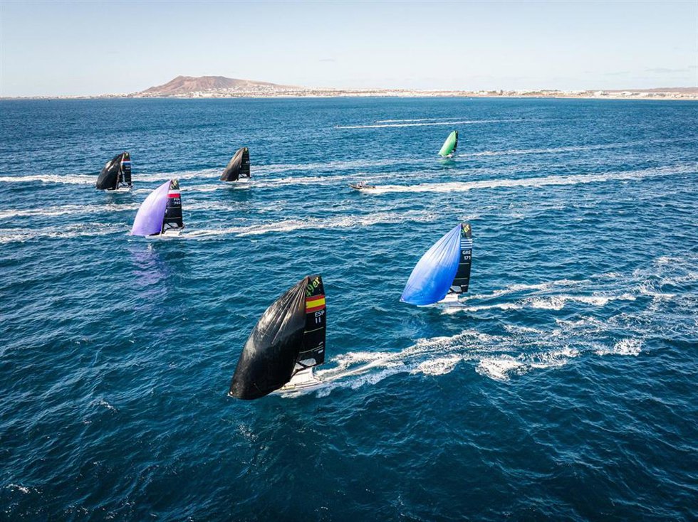 Imagen de una de las mangas de los 49er en la Lanzarote International Regatta