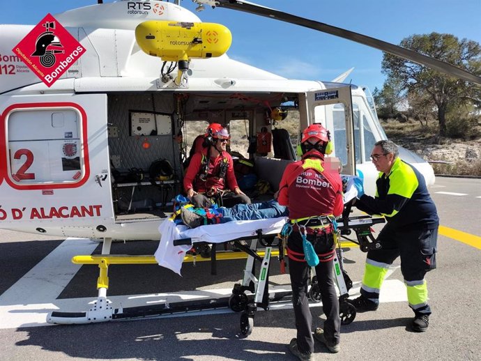 Bomberos rescatan a un hombre de 73 años tras lesionarse en el tobillo al caerse en Serra Gelada