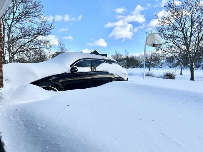 Archivo - NOVA YORK, 26 de dezembro de 2022 -- Um veículo é parcialmente soterrado pela neve em Amherst, Condado de Erie, Estado de Nova York, Estados Unidos, em 25 de dezembro de 2022. Uma grande tempestade de inverno ceifou pelo menos 23 vidas nos Estad