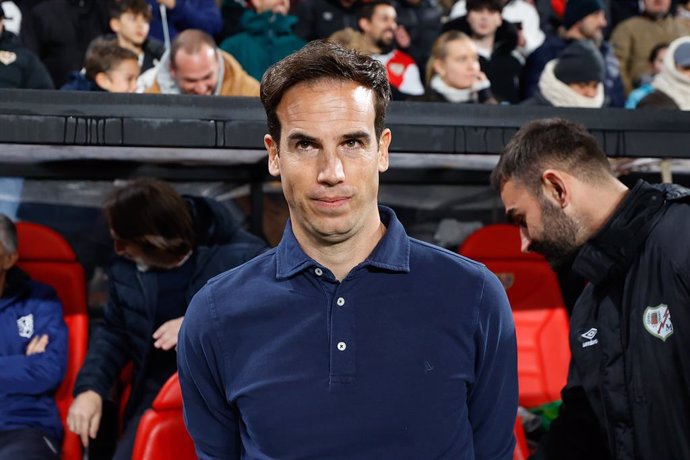 Archivo - Inigo Perez, head coach of Rayo Vallecano, looks on during the Spanish League, LaLiga EA Sports, football match played between Rayo Vallecano and Real Madrid at Estadio de Vallecas on December 14, 2024, in Madrid, Spain.