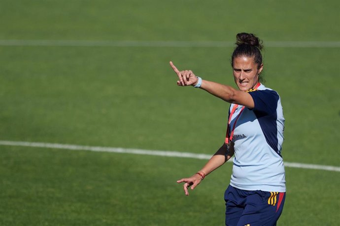 Archivo - Montse Tomé da instrucciones durante un entrenamiento de la selección femenina de fútbol