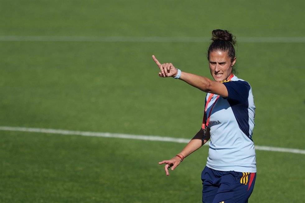 Archivo - Montse Tomé da instrucciones durante un entrenamiento de la selección femenina de fútbol