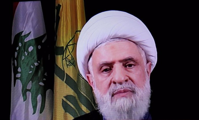 Archivo - BEIRUT, Oct. 30, 2024  -- A screen shows Hezbollah's new leader Sheikh Naim Qassem delivering a televised speech on Oct. 30, 2024. Hezbollah's new leader Sheikh Naim Qassem said on Wednesday he will continue the war strategy adopted by his prede