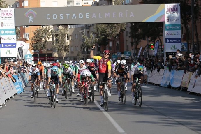 El ciclista belga Milan Fretin celebra su victoria en la Clásica de Almería 2025