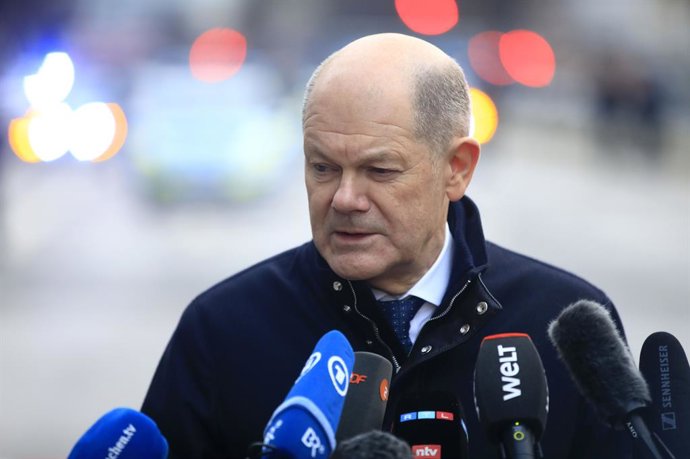 15 de fevereiro de 2025, Munique, Baviera, Alemanha: Olaf Scholz em uma declaração à imprensa no local do suposto ataque em 13 de fevereiro. Munique, 15 de fevereiro de 2025