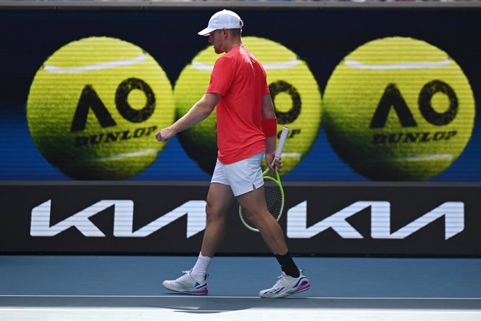 19 January 2025, Australia, Melbourne: Spanish tennis player Alejandro Davidovich Fokina reacts during his round four match against US tennis player Tommy Paul during the 2025 Australian Open at Melbourne Park. Photo: Lukas Coch/AAP/dpa