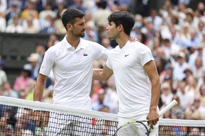 Archivo - Carlos Alcaraz y Novak Djokovic se saludan tras la final de Wimbledon 2024