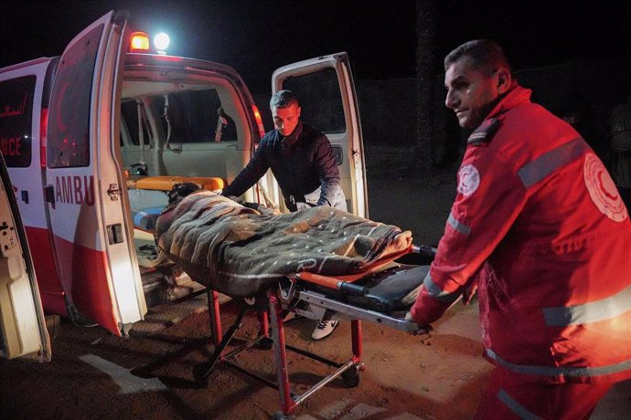 Archivo - Efectivos de la Media Luna Roja Palestina trasladan a un herido en el sur de la Franja de Gaza 