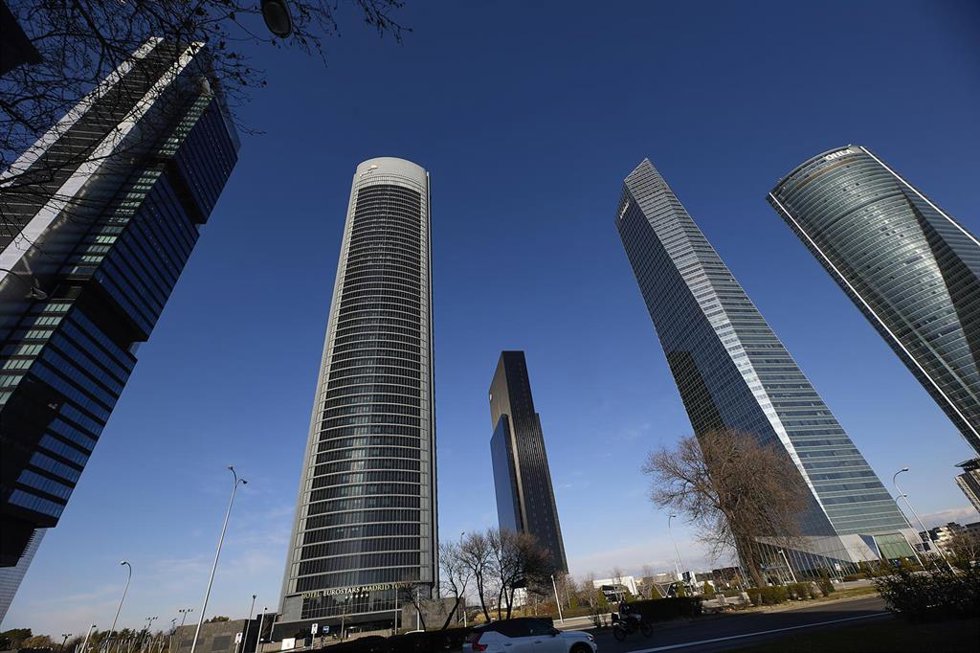 Archivo - Vista de las 5 torres en el complejo Cuatro Torres Business Area