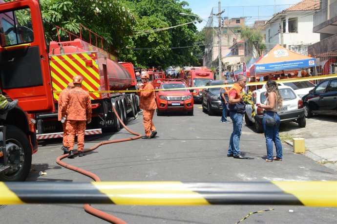 12 de fevereiro de 2025, Rio de Janeiro, Rio de Janeiro, Brasil: Rio de Janeiro (RJ), 12/02/2025 - Incêndio em fábrica de fantasias/Ramos/RJ - Incêndio na fábrica de fantasias Maximus Confeccoes, em Ramos, na zona norte do Rio de Janeiro, na manhã desta q