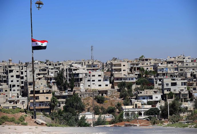 Archivo - (210908) -- DARAA, Sept. 8, 2021 (Xinhua) -- The Syrian flag is seen hoisted in the Daraa al-Balad area in the southern province of Daraa, Syria, on Sept. 8, 2021. The Syrian army on Wednesday hoisted the Syrian flag in the Daraa al-Balad area i