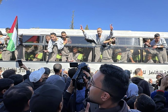 Imagem de arquivo da libertação de prisioneiros palestinos como parte do acordo de cessar-fogo entre Israel e o Hamas.