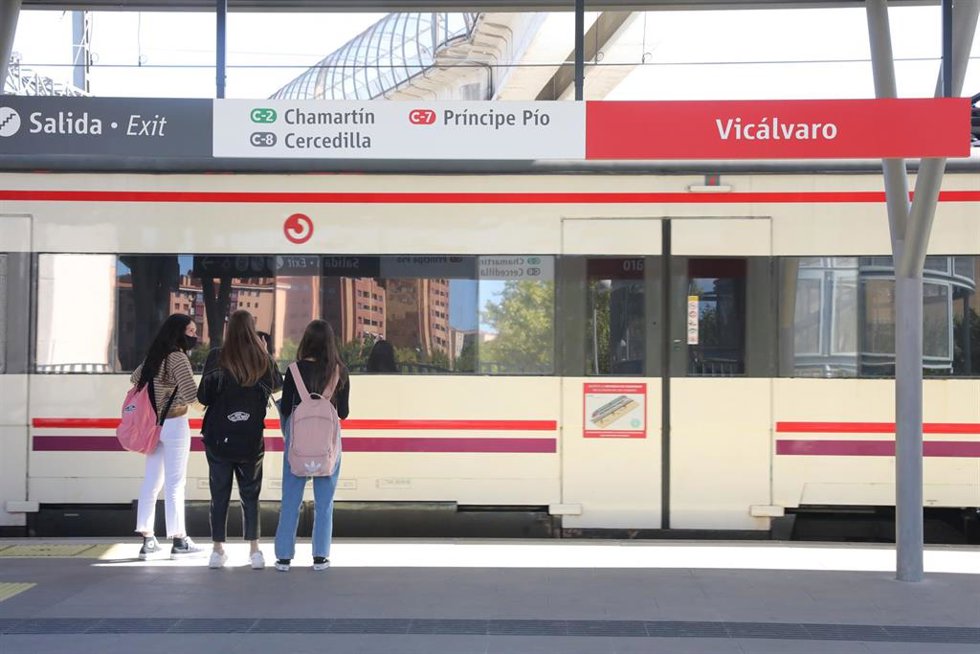 Archivo - Pasajeros en el andén de la estación de Cercanías de Vicálvaro