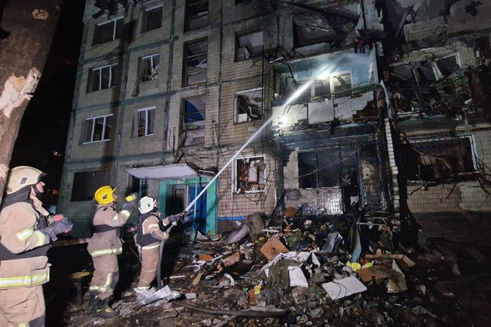 Archivo - 03 October 2024, Ukraine, Kharkiv: Firefighters extinguish the fire in a residential building that was damaged by a Russian missile attack. Photo: ---/Ukrinform/dpa