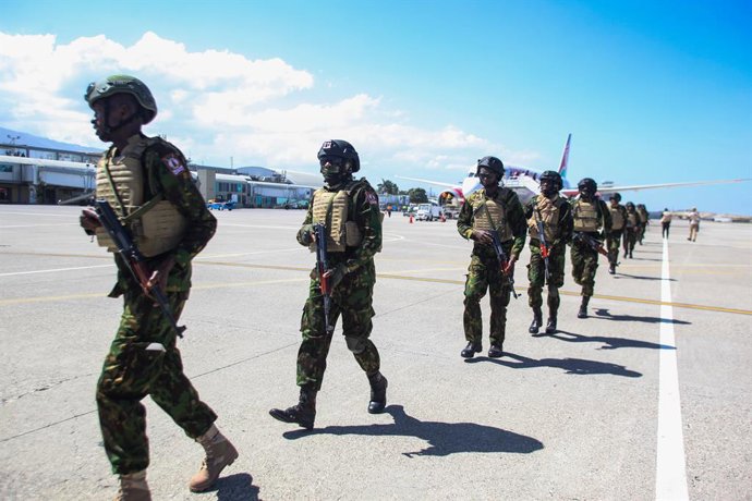 Imagem de arquivo de um novo contingente militar queniano chegando ao Haiti.