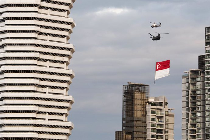 Archivo - 2019?6?15?.??????â€”â€”?????????..6?15????CH-47?????????????????????????????????????8?9??????.???? ??????..A CH-47 Chinook helicopter towing the Singapore flag flies during National Day Parade rehearsal held in Singapore on Jun 15, 2019. Singapo