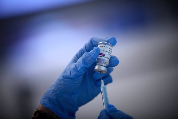 Archivo - Arxiu - Una sanitària prepara la vacuna d'AstraZeneca contra la Covid-19 en una foto de l'arxiu d'Europa Press.