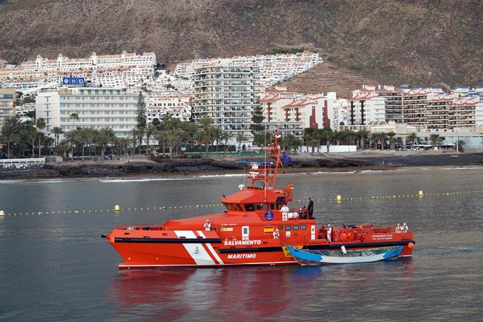 Archivo - Un barco de Salvamento Marítimo llega al Puerto de los Cristianos en el sur de la isla de Tenerife con los cuerpos de los 17 inmigrantes fallecidos durante la ruta migratoria hacia Canarias, a 28 de abril de 2021, en Tenerife, Islas Canarias (Es
