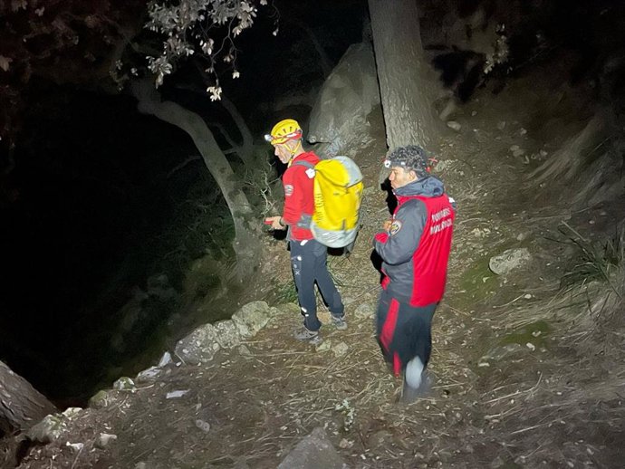 Dos efectivos del grupo de rescate de montaña de los Bomberos de Mallorca, durante la búsqueda de los dos jóvenes en Estellencs.