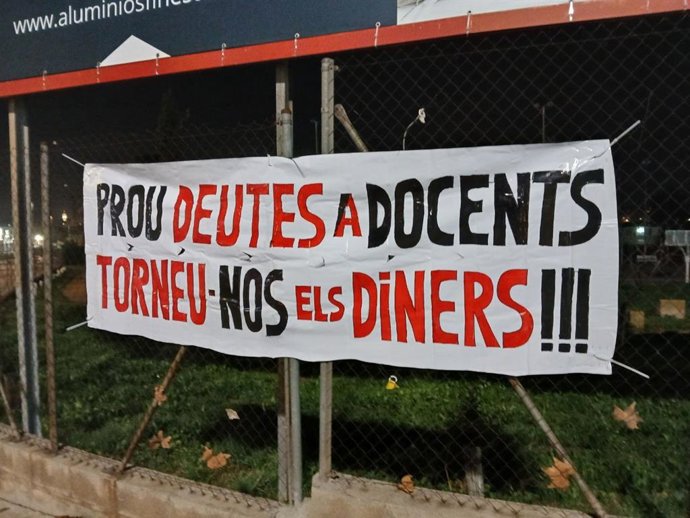 Pancarta de la plataforma Deute Estadis