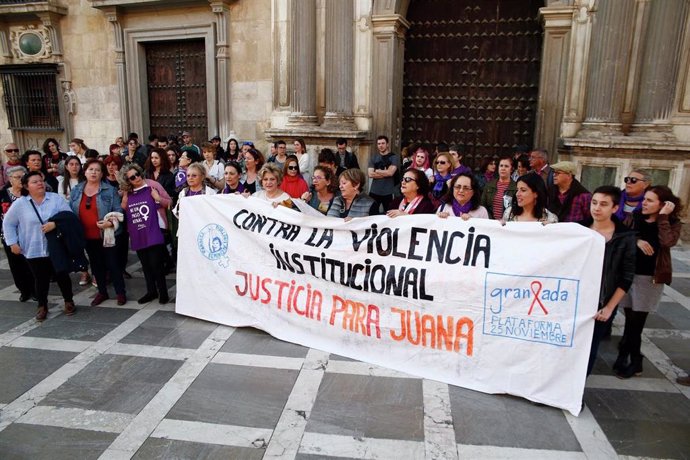 Archivo - Concentración contra la violencia machista en apoyo a Juana Rivas en 2019 a las puertas del TSJA, en Granada. Archivo.