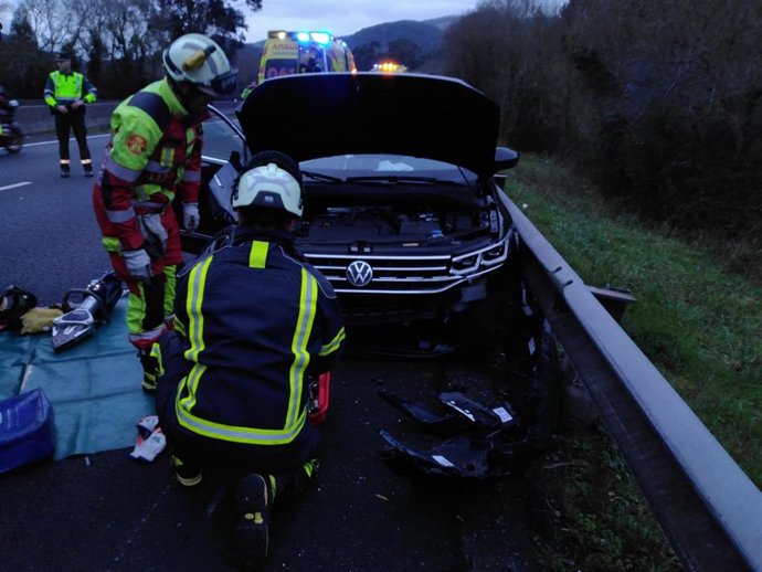 Un coche choca contra un camión en la A-8.