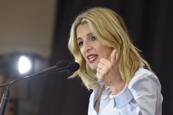 La vicepresidenta segunda y ministra de Trabajo, Yolanda Díaz, interviene durante un acto de Sumar, en el Cúbic, a 15 de febrero de 2025, en Viladecans, Barcelona, Catalunya (España). Bajo el lema 'Treballar menys, viure millor' ('Trabajar menos, vivir me